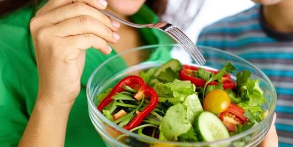Açlık hissini azaltmak için karbonhidrat içermeyen bir diyette sebze salatası yemek