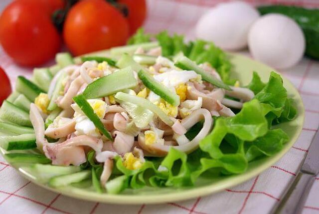 Düşük Karbonhidratlı Diyette Yumurta ve Salatalıklı Kalamar Salatası