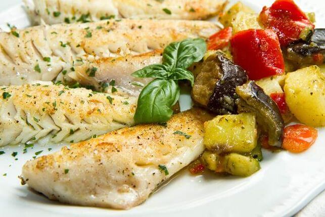 Haftalık düşük karbonhidrat menüsü, patlıcan ve domates ile pişmiş morina içerir. 