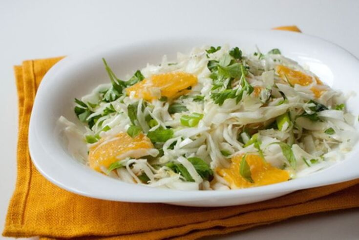 Çin lahanası, portakal ve elma salatası - düşük karbonhidrat diyeti için bir vitamin yemeği